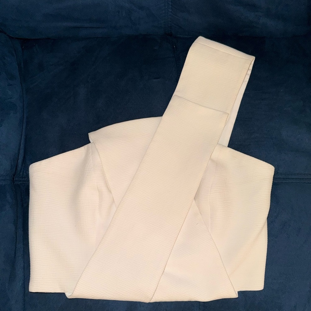 Finders Keepers White Asymmetrical One-Shoulder Top – Boutique Exclusive